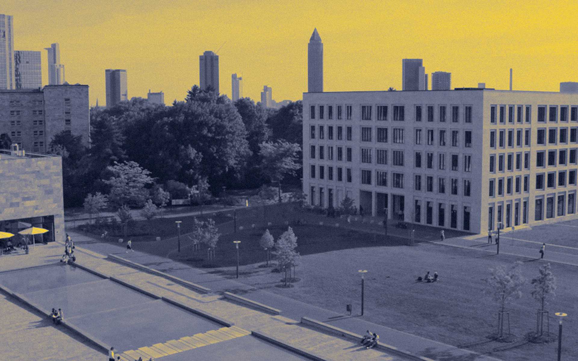 Stilisierte Ansicht eines modernen Bürogebäudes, im Hintergrund ist die Skyline von Frankfurt am Main zu sehen.